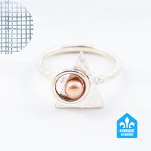 Charger l'image dans la galerie, Bague triangle en argent avec perle rose