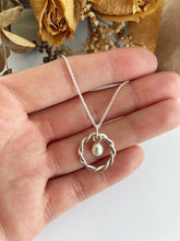 Charger l'image dans la galerie, Pendentif anneau torsadé avec perle