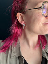 Load image into Gallery viewer, Boucles d'oreilles ronds texturés avec anneaux pendants