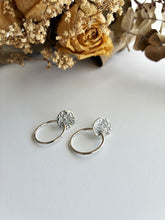 Load image into Gallery viewer, Boucles d'oreilles ronds texturés avec anneaux pendants