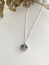 Charger l'image dans la galerie, PRÉ-COMMANDE • Pendentif paresseux