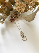 Charger l'image dans la galerie, Pendentif en argent avec 2 anneaux forgés et texturés