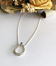 Charger l'image dans la galerie, Pendentif goutte avec topaze bleue