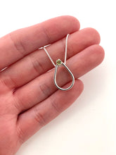 Charger l'image dans la galerie, Pendentif goutte avec péridot