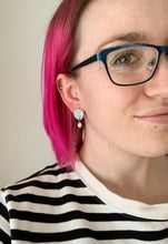 Load image into Gallery viewer, Boucles d'oreilles rondes avec perle en argent