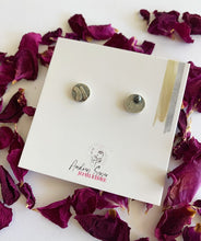 Charger l'image dans la galerie, Boucles d'oreilles rondes minimalistes avec perle