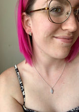 Load image into Gallery viewer, Boucles d'oreilles feuilles en argent