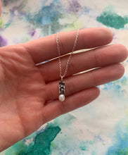 Charger l'image dans la galerie, Pendentif délicat en argent avec perle
