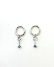 Load image into Gallery viewer, Boucles d'oreilles rondes forgées avec perles