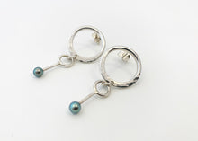 Load image into Gallery viewer, Boucles d'oreilles rondes forgées avec perles
