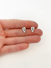 Load image into Gallery viewer, Boucles d'oreilles feuilles en argent