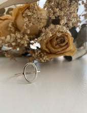 Charger l'image dans la galerie, Bague ovale minimaliste en argent