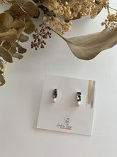 Load image into Gallery viewer, Boucles d'oreilles rectangles texturées avec perle blanche