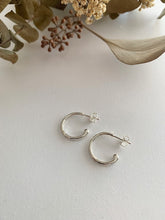 Load image into Gallery viewer, Anneaux minimalistes en argent