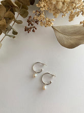 Load image into Gallery viewer, Anneaux en argent avec perle blanche