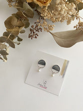 Load image into Gallery viewer, Silver textured round earrings with pearl