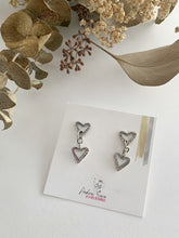 Charger l'image dans la galerie, Boucles d'oreilles pendantes de coeurs ajourés
