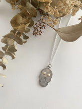 Load image into Gallery viewer, Silver skull pendant with pink pearls