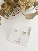 Load image into Gallery viewer, Boucles d'oreilles feuilles en argent
