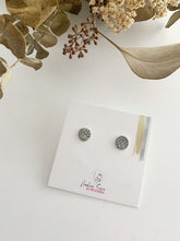 Load image into Gallery viewer, Boucles d'oreilles rondes minimalistes en argent