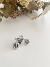 Charger l'image dans la galerie, Épinglette vélo en argent