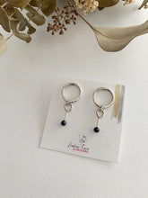 Load image into Gallery viewer, Boucles d'oreilles rondes forgées avec perles