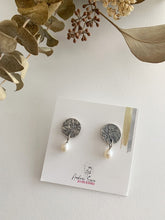 Load image into Gallery viewer, Boucles d'oreilles rondes avec perle en argent