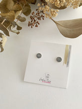 Load image into Gallery viewer, Boucles d'oreilles rondes minimalistes en argent