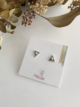Charger l'image dans la galerie, Boucles d'oreilles triangles avec perles
