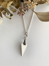 Load image into Gallery viewer, Pendentif triangle en argent