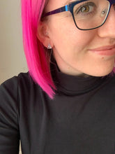 Charger l'image dans la galerie, Boucles d'oreilles triangles avec perles