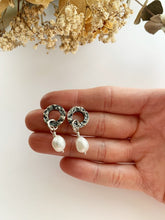 Load image into Gallery viewer, Extracts and baroque pearls earrings