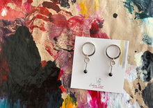 Load image into Gallery viewer, Boucles d'oreilles rondes forgées avec perles