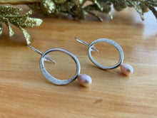 Charger l'image dans la galerie, Boucles d'oreilles ovales avec perle en argent