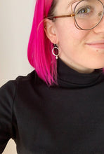 Charger l'image dans la galerie, Boucles d'oreilles ovales avec perle en argent