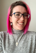 Load image into Gallery viewer, Silver skull pendant with pink pearls