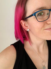 Charger l'image dans la galerie, Boucles d'oreilles rondes minimalistes avec perles