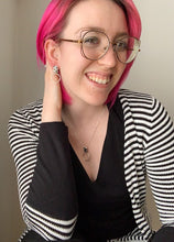 Load image into Gallery viewer, Boucles d'oreilles rectangles texturées en argent