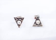 Charger l&#39;image dans la galerie, Boucles d&#39;oreilles triangles avec perles
