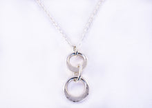 Charger l'image dans la galerie, Pendentif en argent avec 2 anneaux forgés et texturés