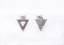 Charger l'image dans la galerie, Boucles d'oreilles triangles minimalistes en argent