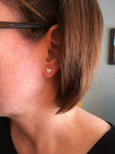 Load image into Gallery viewer, Boucles d'oreilles minimalistes en argent