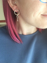 Load image into Gallery viewer, Boucles d'oreilles rondes forgées avec perles