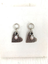 Load image into Gallery viewer, <tc>Hearts earrings with pink pearls</tc>