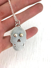 Load image into Gallery viewer, Silver skull pendant with pink pearls