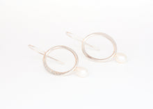 Charger l'image dans la galerie, Boucles d'oreilles ovales avec perle en argent