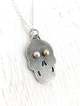 Load image into Gallery viewer, Silver skull pendant with pink pearls