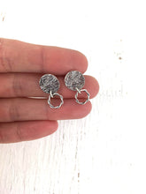 Load image into Gallery viewer, Boucles d'oreilles rondes et torsades en argent
