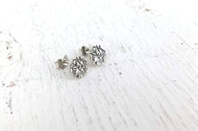 Load image into Gallery viewer, Boucles d'oreilles rondes minimalistes en argent
