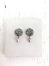 Load image into Gallery viewer, Boucles d'oreilles rondes avec perle en argent
